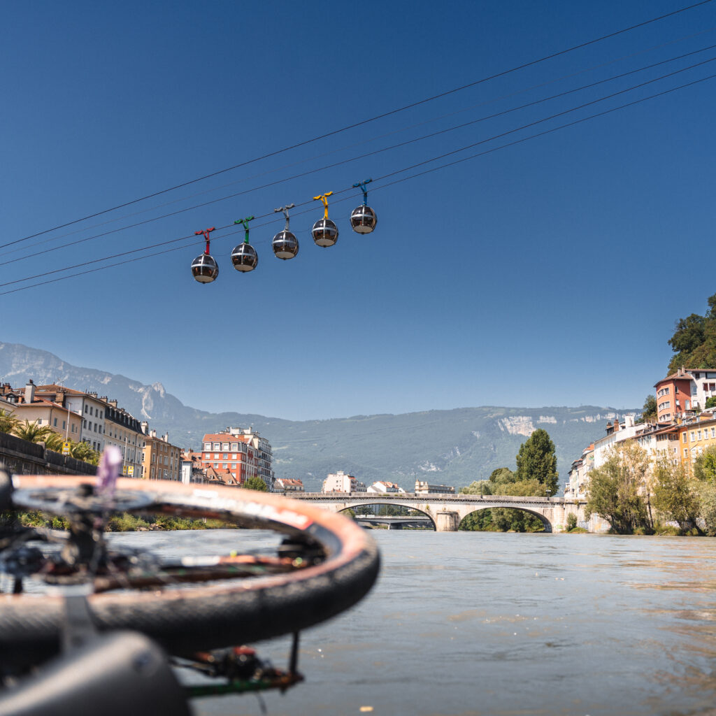 1736025244951-82357365